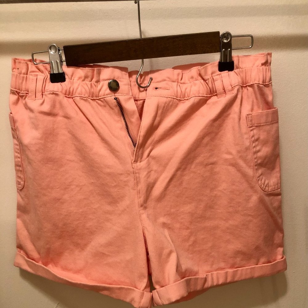 High-wasted peach shorts